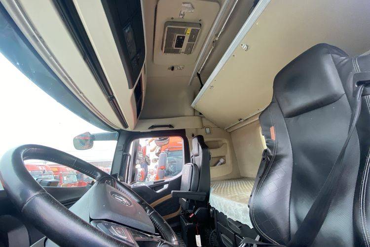 陕汽重卡 610马力 牵引车