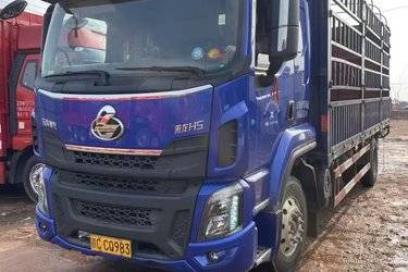 二手东风柳汽 乘龙H5中卡 240马力 4X2 6.8米仓栅式载货车(153后桥)(国五) 单桥 玉柴二手载货车 黄牌图片