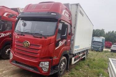 二手青岛解放 JK6中卡 220马力 4X2 6.75米厢式载货车(国五) 单桥 锡柴二手载货车 黄牌图片