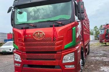 二手青岛解放 JH6重卡 460马力 8X4 9.4米仓栅式载货车(国五) 前四后八 潍柴二手载货车 黄牌图片