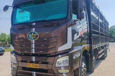 二手青岛解放 JH6重卡 领航版2.0 460马力 8X4 9.4米仓栅式载货车(国五) 前四后八 锡柴二手载货车 黄牌